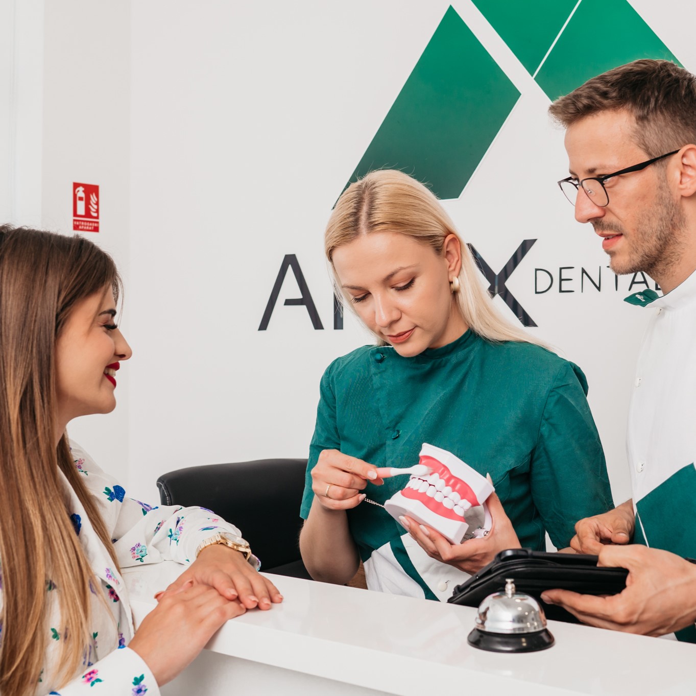 Recepcija Dental Centar Apex — dentalna asistentica savjetuje pacijenticu